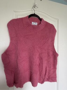 Old Navy Fuzzy Ribbed  Crewneck Sweater Vest in Rose Pink